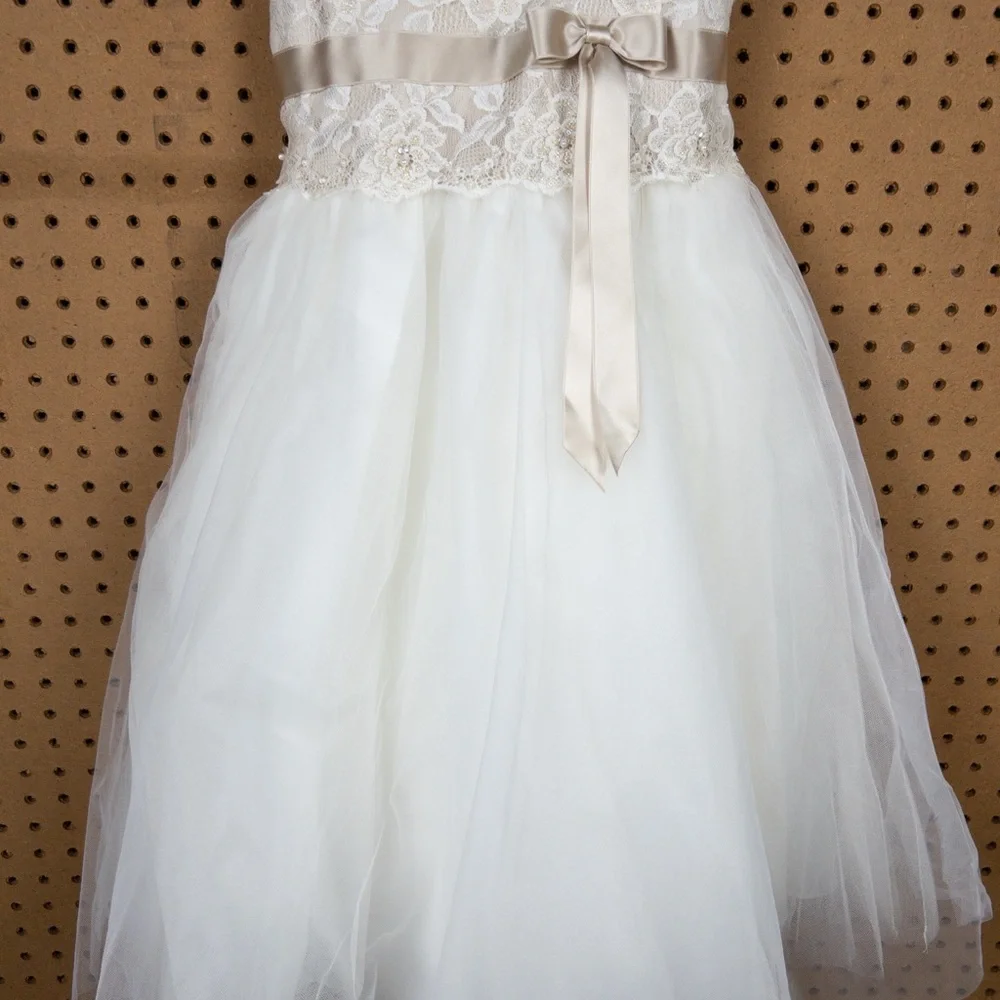 David's Bridal‎ Flower Girl Elegant White and Cream Formal Dress Size 4 - Picture 2 of 9